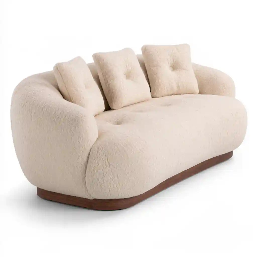 Divano compatto beige con braccioli arrotondati e tre cuscini
