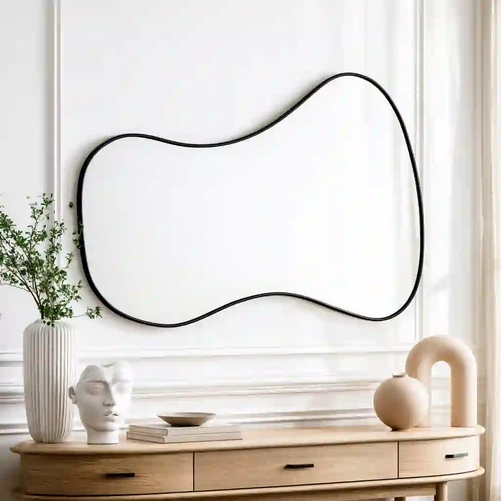 Specchio da parete irregolare con cornice nera sottile