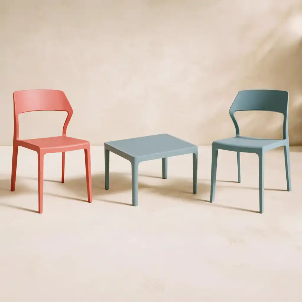 Due sedie rosso corallo e blu con tavolino quadrato blu