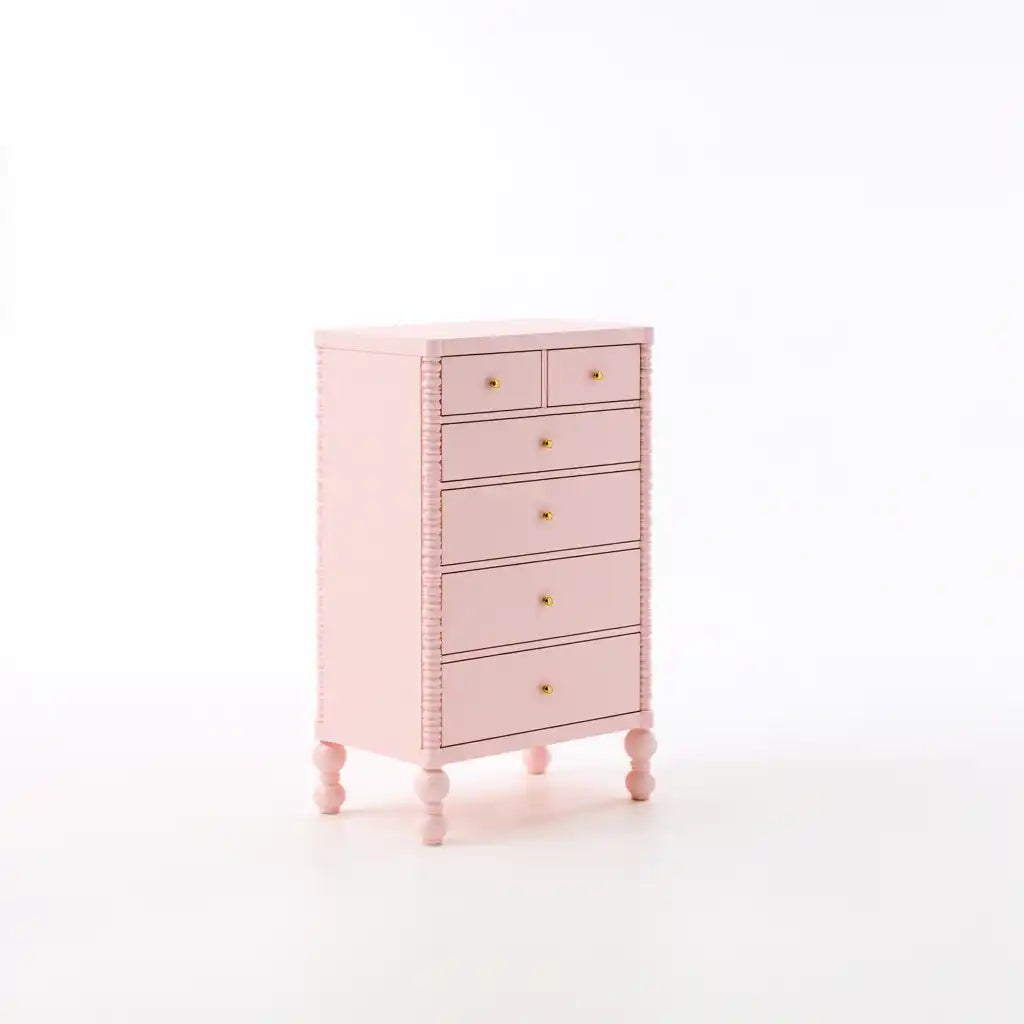 Cassettiera alta rosa con pomelli e gambe sagomate