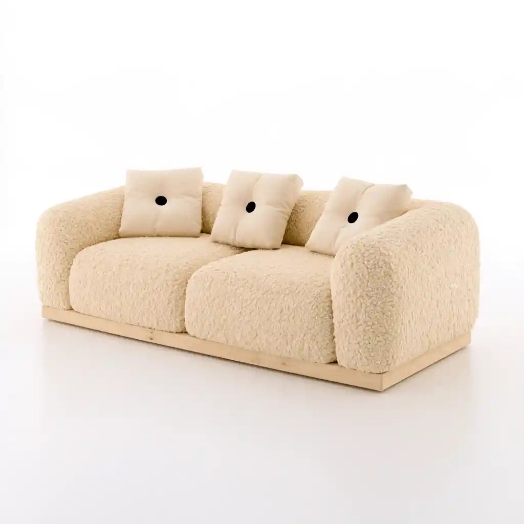 Divano beige a due posti con rivestimento a trama e tre cuscini